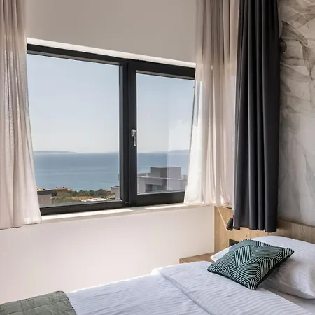 Luxury Roma 1 ,with Heated Saltwater Pool, Parking, High Speed Internet, Bbq, Villa *