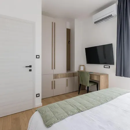 Villa Luxury Roma 1 ,with Heated Saltwater Pool, Parking, High Speed Internet, Bbq, Podstrana