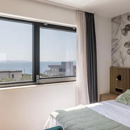 Luxury Roma 1 ,with Heated Saltwater Pool, Parking, High Speed Internet, Bbq, *