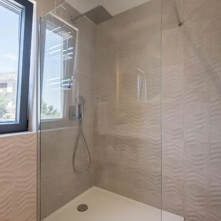 Luxury Roma 1 ,with Heated Saltwater Pool, Parking, High Speed Internet, Bbq, * Podstrana