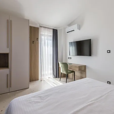 Luxury Roma 1 ,with Heated Saltwater Pool, Parking, High Speed Internet, Bbq, * Podstrana