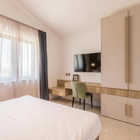 Luxury Roma 1 ,with Heated Saltwater Pool, Parking, High Speed Internet, Bbq, Villa