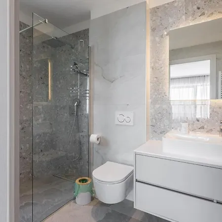 Villa Luxury Roma 1 ,with Heated Saltwater Pool, Parking, High Speed Internet, Bbq, Podstrana