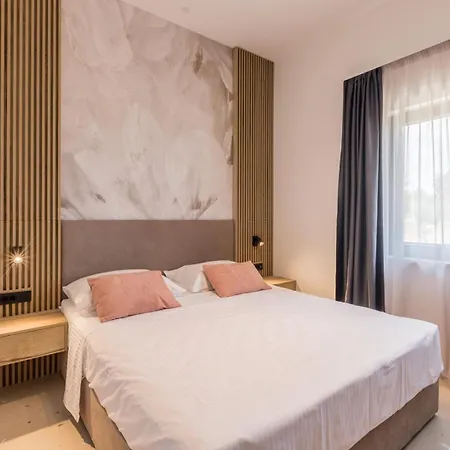 Luxury Roma 1 ,with Heated Saltwater Pool, Parking, High Speed Internet, Bbq,