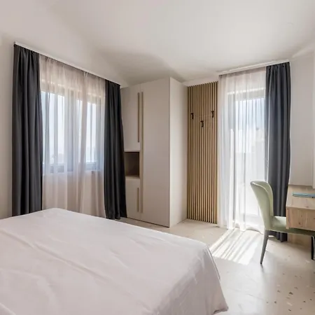 Luxury Roma 1 ,with Heated Saltwater Pool, Parking, High Speed Internet, Bbq, Villa