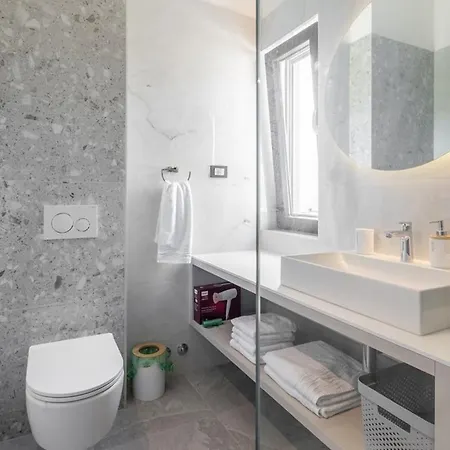 Luxury Roma 1 ,with Heated Saltwater Pool, Parking, High Speed Internet, Bbq, Villa Podstrana