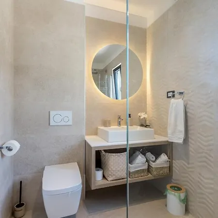 Villa Luxury Roma 1 ,with Heated Saltwater Pool, Parking, High Speed Internet, Bbq, Podstrana