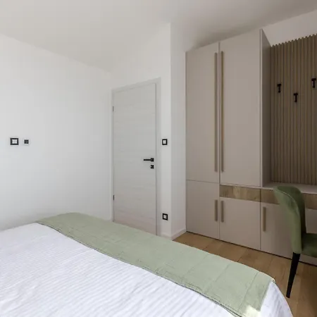 Luxury Roma 1 ,with Heated Saltwater Pool, Parking, High Speed Internet, Bbq, Villa *