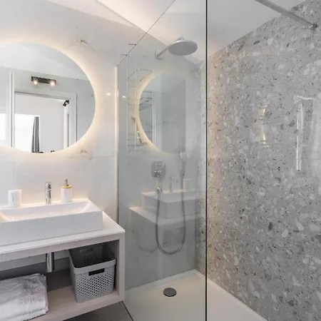 Villa Luxury Roma 1 ,with Heated Saltwater Pool, Parking, High Speed Internet, Bbq, Podstrana