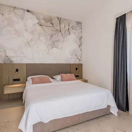 Luxury Roma 1 ,with Heated Saltwater Pool, Parking, High Speed Internet, Bbq, *