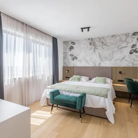 Luxury Roma 1 ,with Heated Saltwater Pool, Parking, High Speed Internet, Bbq,