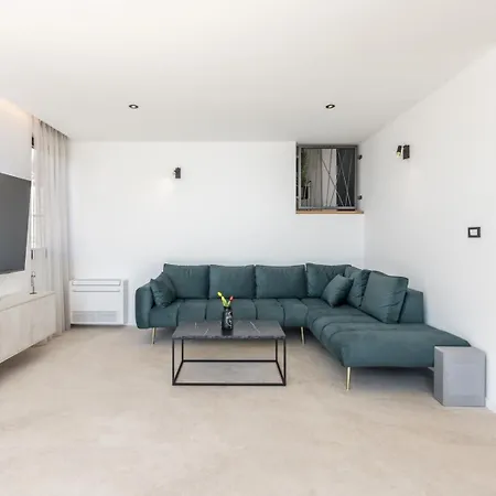 Luxury Roma 1 ,with Heated Saltwater Pool, Parking, High Speed Internet, Bbq, Villa