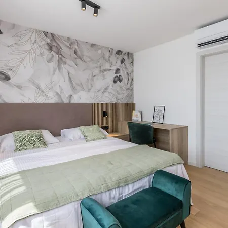 Luxury Roma 1 ,with Heated Saltwater Pool, Parking, High Speed Internet, Bbq, Villa *