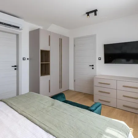 Villa Luxury Roma 1 ,with Heated Saltwater Pool, Parking, High Speed Internet, Bbq, *