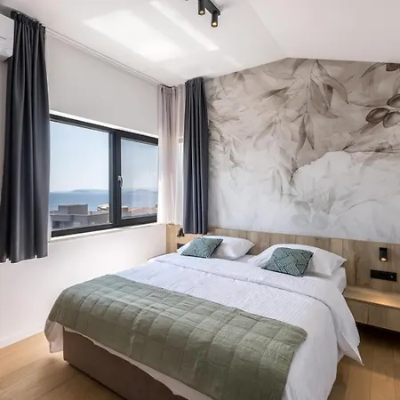 Villa Luxury Roma 1 ,with Heated Saltwater Pool, Parking, High Speed Internet, Bbq, Podstrana