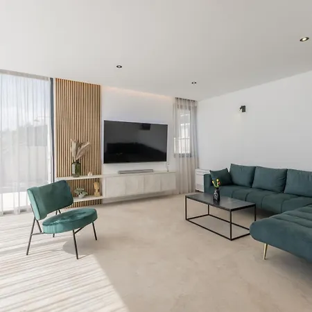 Luxury Roma 1 ,with Heated Saltwater Pool, Parking, High Speed Internet, Bbq, *