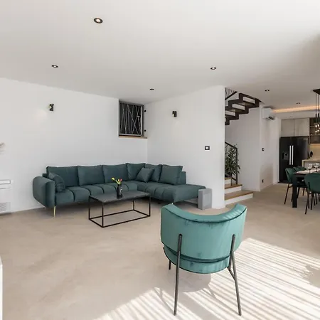 Luxury Roma 1 ,with Heated Saltwater Pool, Parking, High Speed Internet, Bbq,