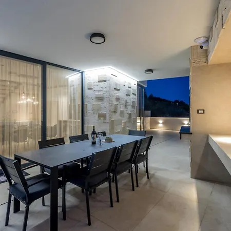 Luxury Roma 1 ,with Heated Saltwater Pool, Parking, High Speed Internet, Bbq, Villa