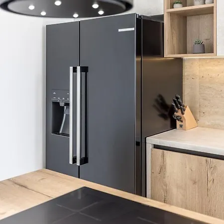 Luxury Roma 1 ,with Heated Saltwater Pool, Parking, High Speed Internet, Bbq, Podstrana