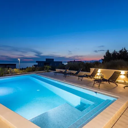 Luxury Roma 1 ,with Heated Saltwater Pool, Parking, High Speed Internet, Bbq, * Podstrana