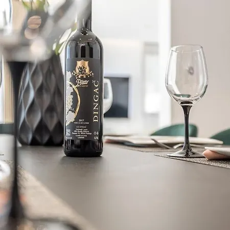 Luxury Roma 1 ,with Heated Saltwater Pool, Parking, High Speed Internet, Bbq, Villa