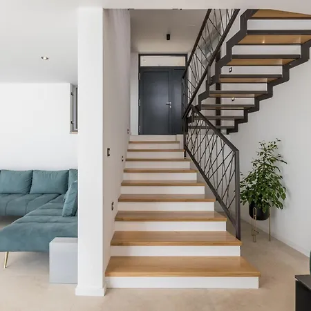 Villa Luxury Roma 1 ,with Heated Saltwater Pool, Parking, High Speed Internet, Bbq,