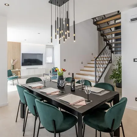 Luxury Roma 1 ,with Heated Saltwater Pool, Parking, High Speed Internet, Bbq, Villa *