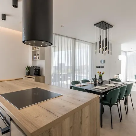 Luxury Roma 1 ,with Heated Saltwater Pool, Parking, High Speed Internet, Bbq, Villa