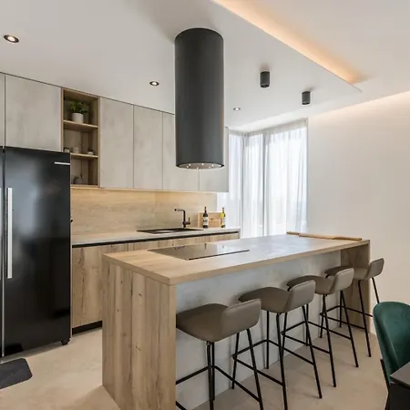 Villa Luxury Roma 1 ,with Heated Saltwater Pool, Parking, High Speed Internet, Bbq,