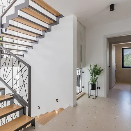 Luxury Roma 1 ,with Heated Saltwater Pool, Parking, High Speed Internet, Bbq, Podstrana