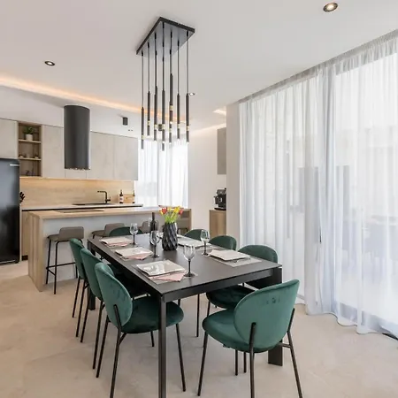 Luxury Roma 1 ,with Heated Saltwater Pool, Parking, High Speed Internet, Bbq, * Podstrana