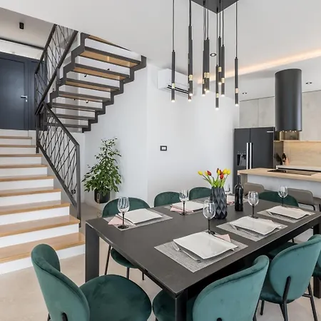 Luxury Roma 1 ,with Heated Saltwater Pool, Parking, High Speed Internet, Bbq,