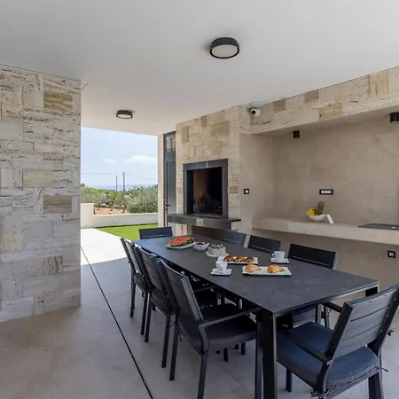 Luxury Roma 1 ,with Heated Saltwater Pool, Parking, High Speed Internet, Bbq, Villa