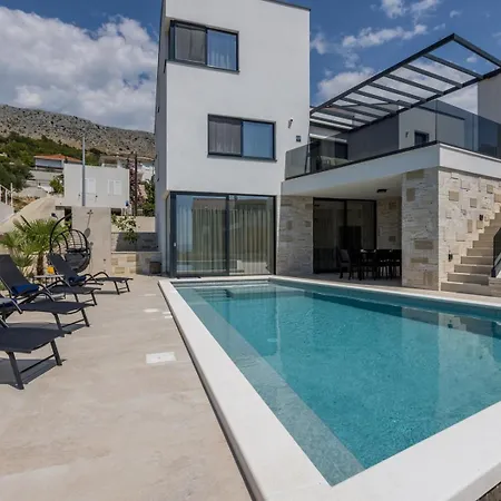 Villa Luxury Roma 1 ,with Heated Saltwater Pool, Parking, High Speed Internet, Bbq,