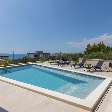 Luxury Roma 1 ,with Heated Saltwater Pool, Parking, High Speed Internet, Bbq, Villa *