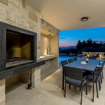 Villa Luxury Roma 1 ,with Heated Saltwater Pool, Parking, High Speed Internet, Bbq, *