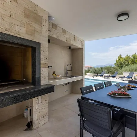 Luxury Roma 1 ,with Heated Saltwater Pool, Parking, High Speed Internet, Bbq, Villa Podstrana