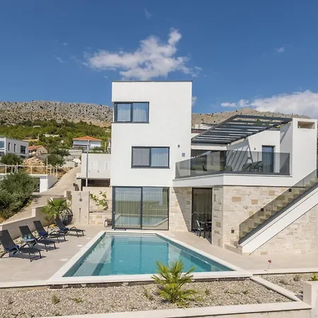 Villa Luxury Roma 1 ,with Heated Saltwater Pool, Parking, High Speed Internet, Bbq, Podstrana