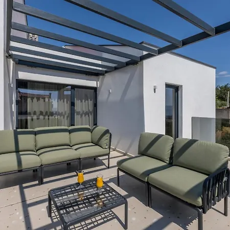 Luxury Roma 1 ,with Heated Saltwater Pool, Parking, High Speed Internet, Bbq, *