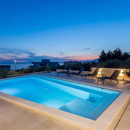 Luxury Roma 1 ,with Heated Saltwater Pool, Parking, High Speed Internet, Bbq, Podstrana