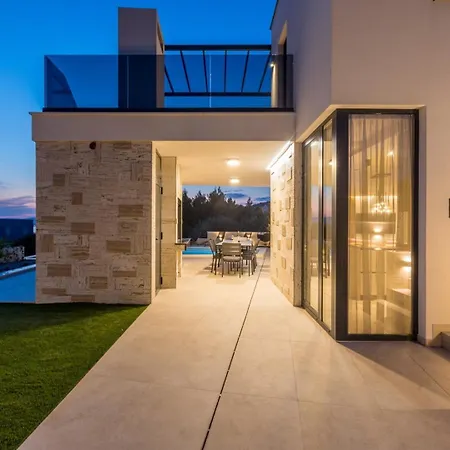 Luxury Roma 1 ,with Heated Saltwater Pool, Parking, High Speed Internet, Bbq,