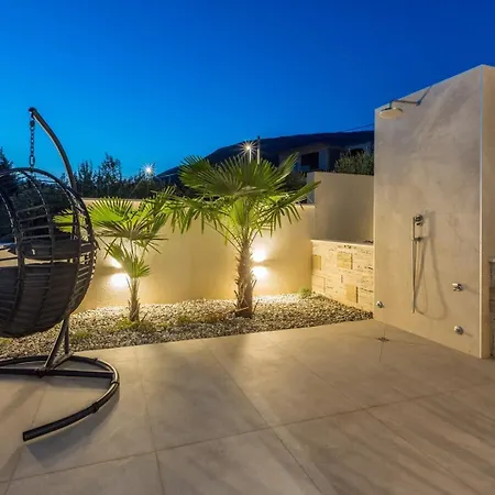 Luxury Roma 1 ,with Heated Saltwater Pool, Parking, High Speed Internet, Bbq, Villa