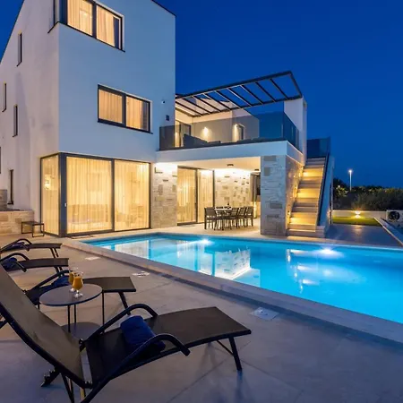 Villa Luxury Roma 1 ,with Heated Saltwater Pool, Parking, High Speed Internet, Bbq,