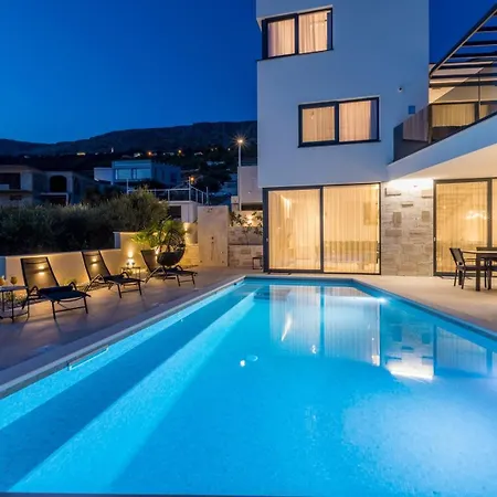 Luxury Roma 1 ,with Heated Saltwater Pool, Parking, High Speed Internet, Bbq, Villa *