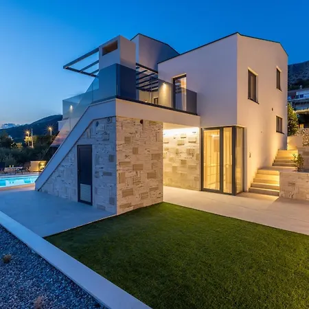 Villa Luxury Roma 1 ,with Heated Saltwater Pool, Parking, High Speed Internet, Bbq, *