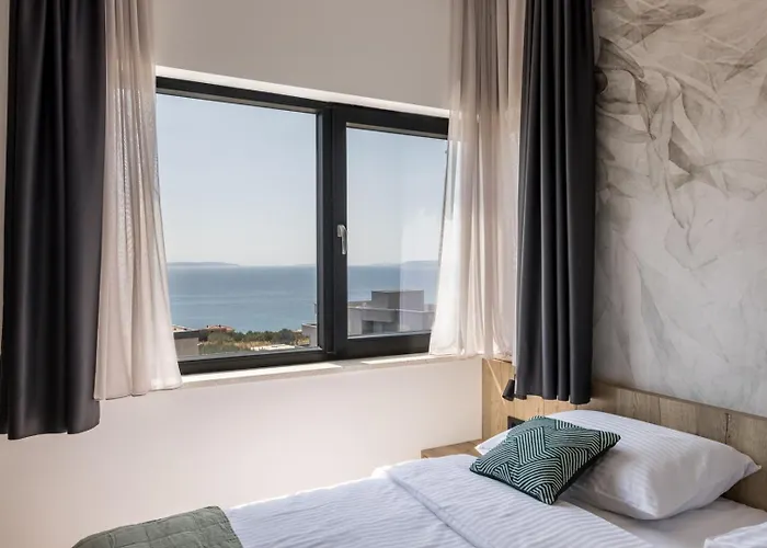 Luxury Roma 1 ,with Heated Saltwater Pool, Parking, High Speed Internet, Bbq, Villa *