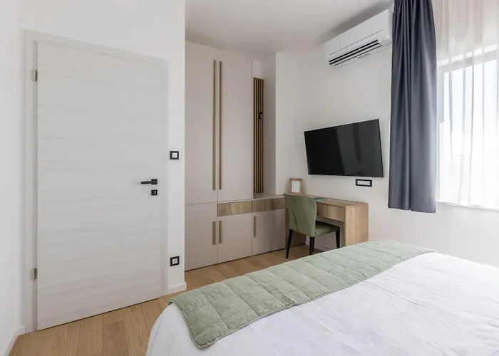 Villa Luxury Roma 1 ,with Heated Saltwater Pool, Parking, High Speed Internet, Bbq, Podstrana