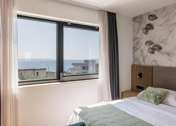 Luxury Roma 1 ,with Heated Saltwater Pool, Parking, High Speed Internet, Bbq, *