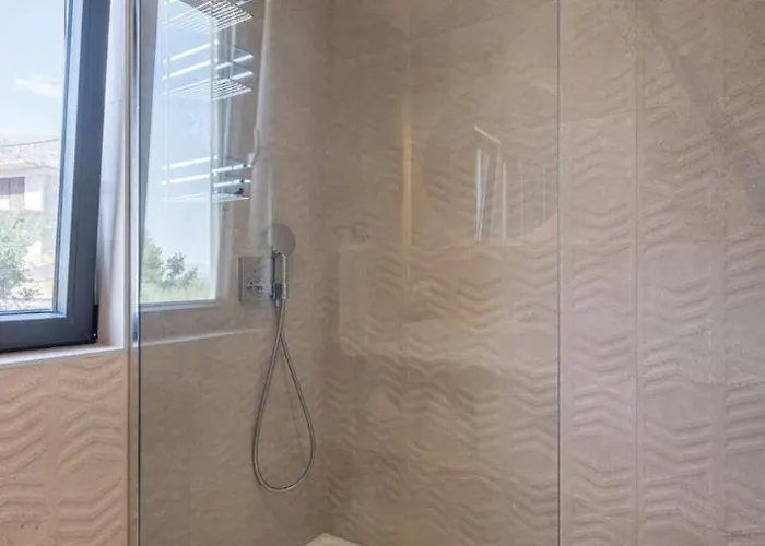 Luxury Roma 1 ,with Heated Saltwater Pool, Parking, High Speed Internet, Bbq, * Podstrana