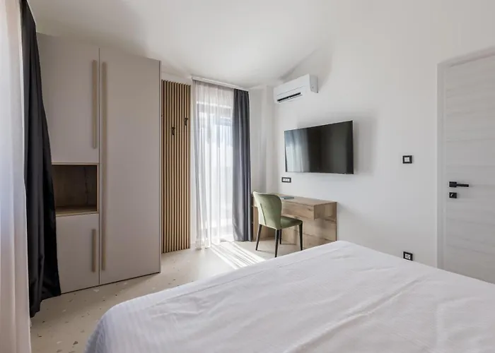 Luxury Roma 1 ,with Heated Saltwater Pool, Parking, High Speed Internet, Bbq, * Podstrana